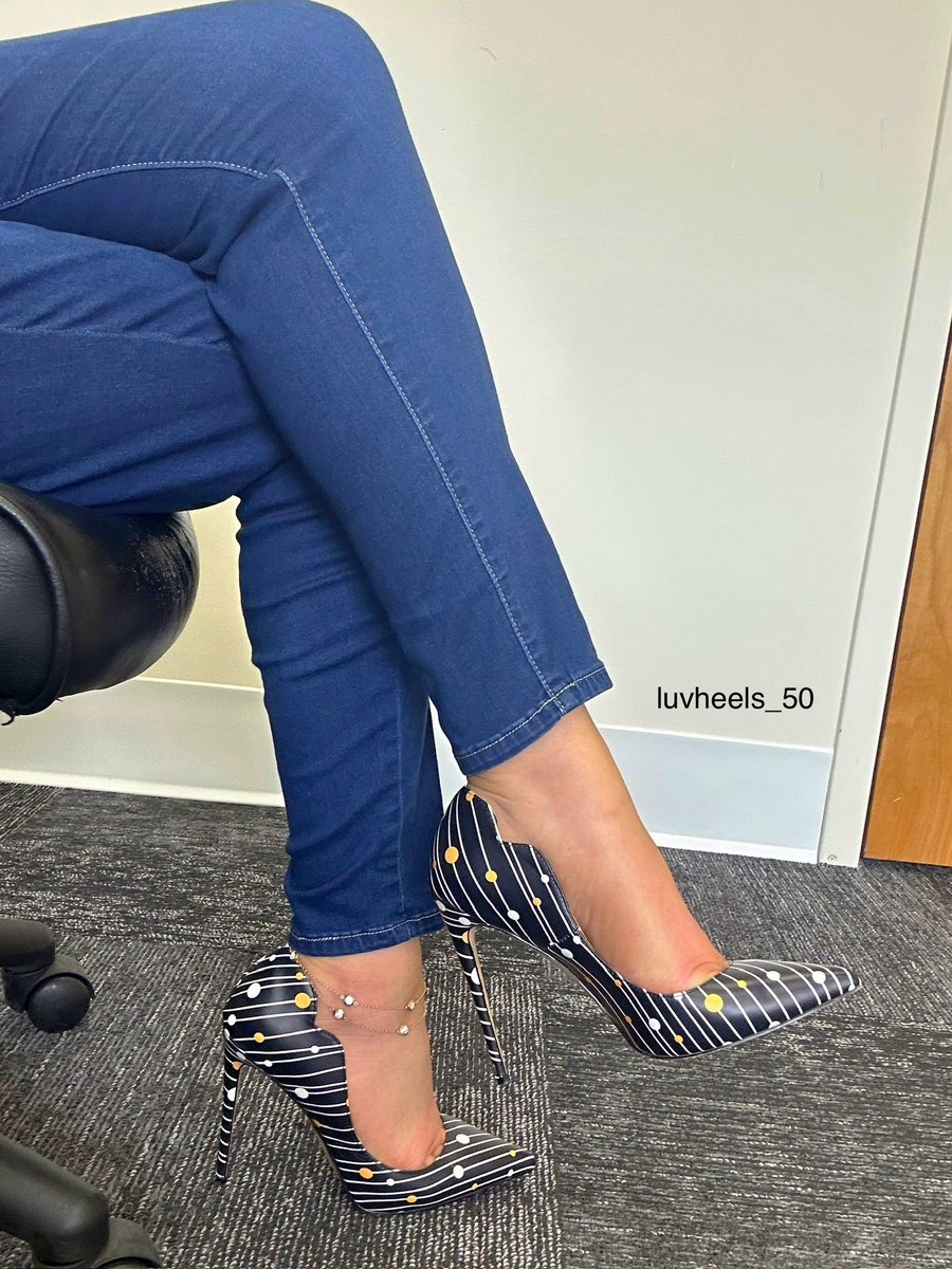 luv_heels's tweet photo. #luvheels #highheels #Wednesdayvibe #heels #shoes #stilettos #officeheels #jeans #heelsoftheday https://t.co/ycCqTzSoIk