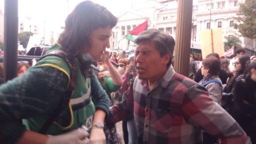Está escribiendo este tuit la compañera que me está acompañando en la guardia oftalmológica. Donde estoy esperando ser asistido luego de los gases de la Policía de Bullrich a los jubilados. ¡Orgullo de estar con ellos todos los miércoles, basta de represión y hambre a los