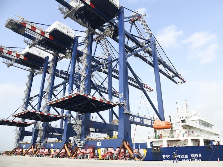 #Antioquia | Llegaron de manera exitosa las tres megagrúas a Puerto Antioquia en Turbo. Sin importar los obstáculos o dificultades que atravesamos como país, el desarrollo de la región no para “Antioquia sigue adelante”.

#Colombia #PuertoAntioquia