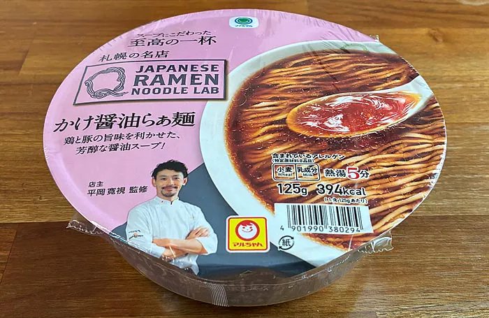 webproductlab's tweet image. 【Lab Q かけ醤油らぁ麺】食べてみました！

札幌の名店“Lab Q”の味をカップ麺に再現、鶏と豚の旨味を利かせた芳醇な醤油スープは3パックの調味料によってお店の味に近付け、そこに食感滑らかな丸刃の中細麺が相性良くマッチした本格的な一杯！

#labq #カップ麺 #きょうも食べてみました