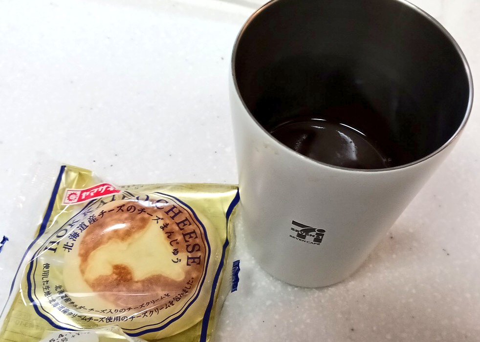 wanikeiba's tweet photo. mamechamameさんのグアテマラ(パカマラ・ナチュ���ル)でアイスコーヒー✨🧊☕✨
ほどよい酸味が心地よくスッキリとしたのどごしでめっちゃ美味しかった😊🎵
ヤマザキのチーズまんじゅうが濃厚で軽やかなコーヒーとのバランスが良かった✨ https://t.co/Dc0bBmxBOA