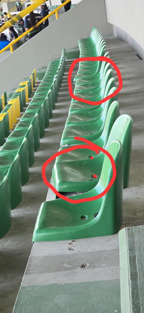 O las sillas son de mala calidad o la instalación fue pésima.
Al paso que vamos, estas durarán muchísimo menos que las anteriores.