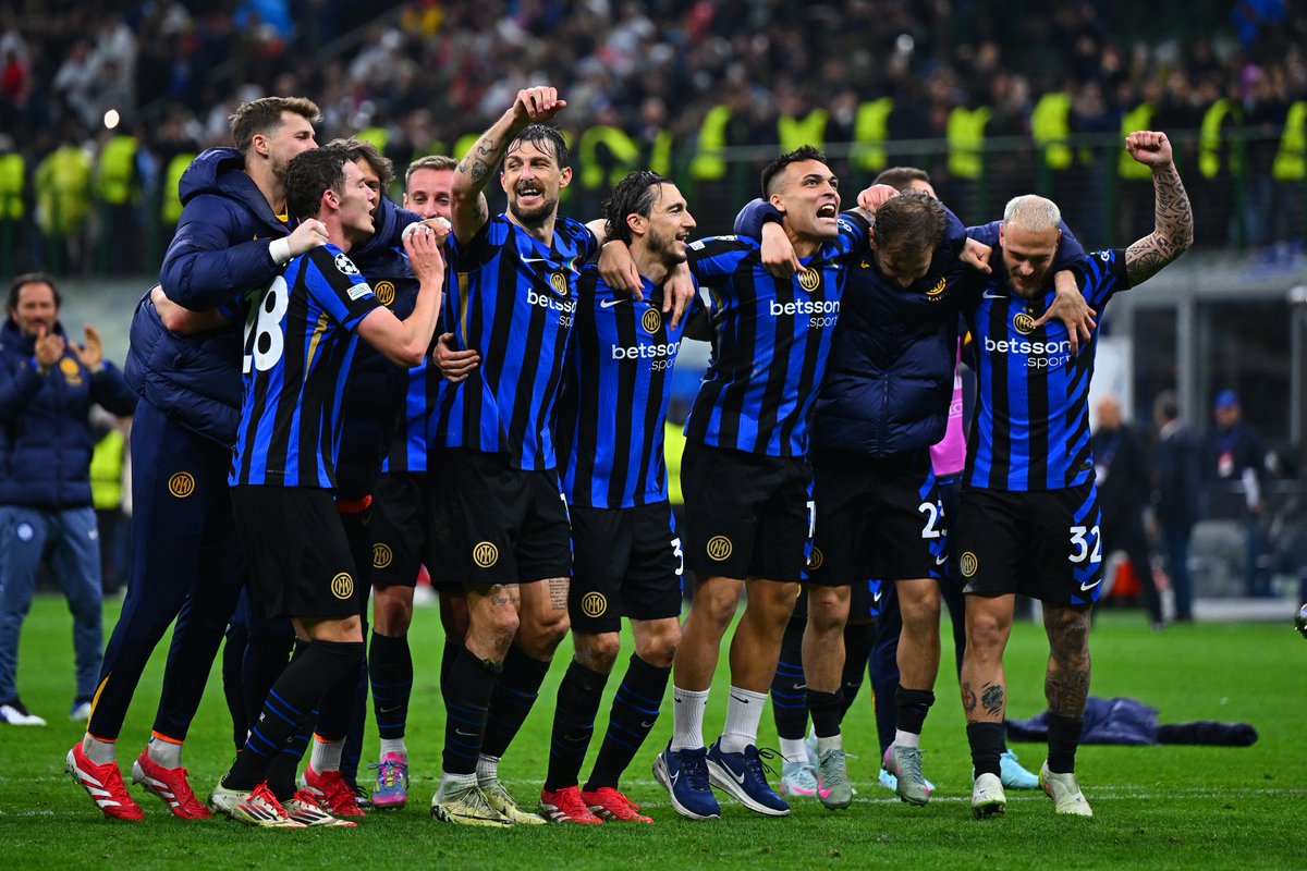 Inter's tweet photo. TE L'HO PROMESSO DA BAMBINO 🖤💙

#ForzaInter #UCL #InterBayernMonaco https://t.co/4byBTttuRO