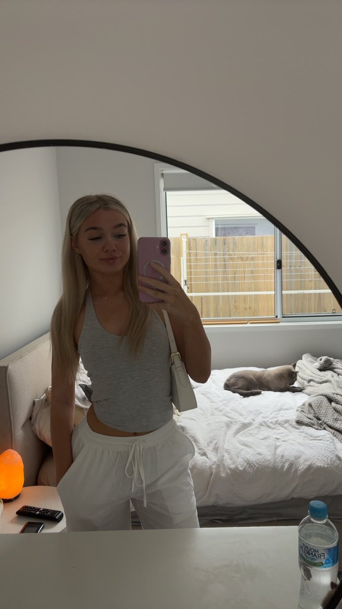 lileegrace's tweet photo. Still waiting for a man to come and bend me over this mirror 🤤👀 https://t.co/broLMsXeHf