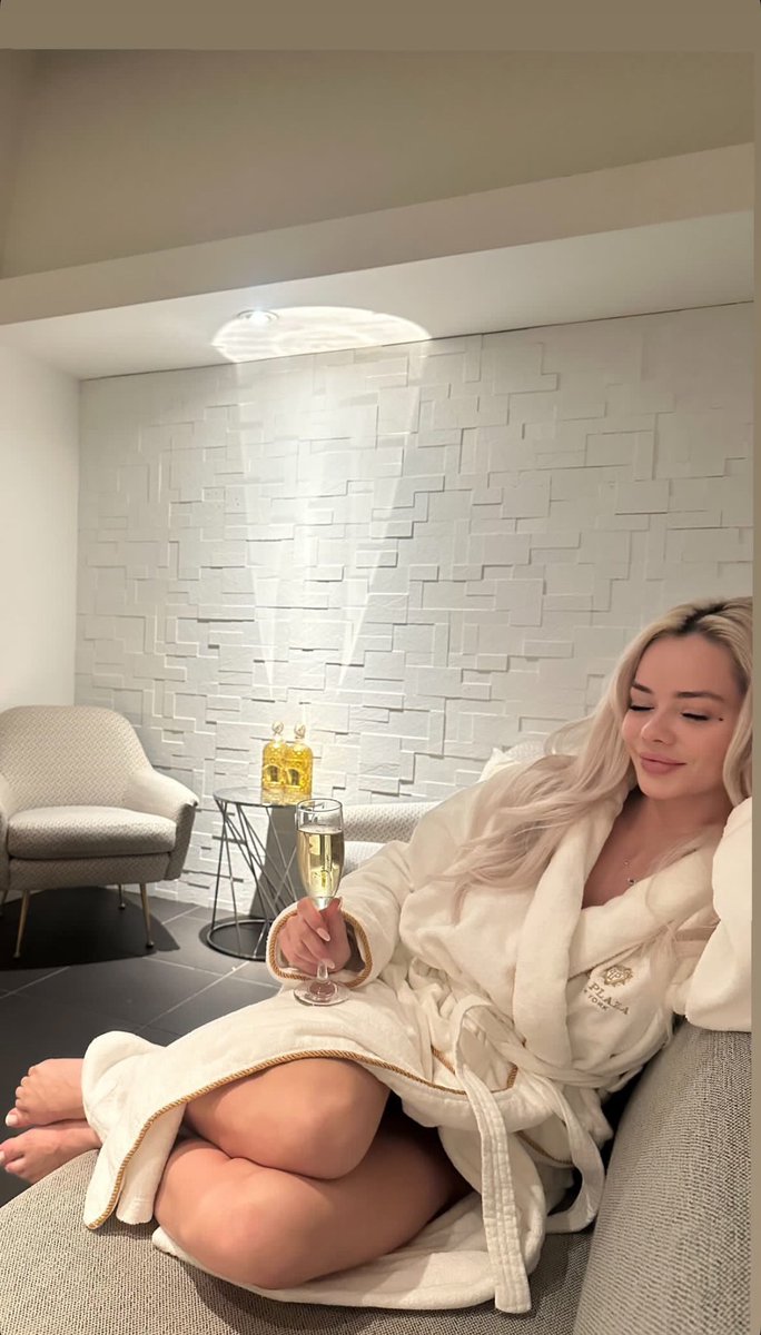 SapphireNH28's tweet photo. Chilling ❤️🥶 https://t.co/6aXgfO2vhJ