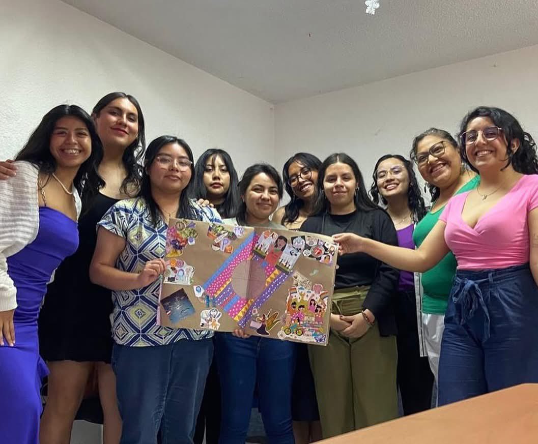 midi_orgmx's tweet photo. Entre plumones, recortes, preguntas, risas y muchas ideas, nos juntamos con las compañeras que colaboran con nosotras como becarias, a través de su servicio social y voluntariado💭🖍️ https://t.co/iledj7keuw