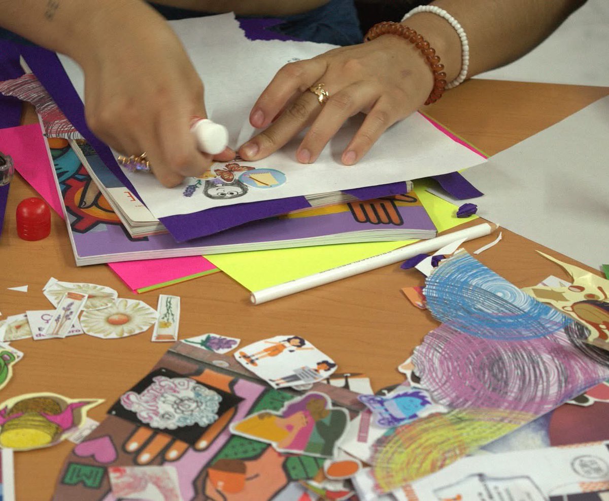 midi_orgmx's tweet photo. Entre plumones, recortes, preguntas, risas y muchas ideas, nos juntamos con las compañeras que colaboran con nosotras como becarias, a través de su servicio social y voluntariado💭🖍️ https://t.co/iledj7keuw