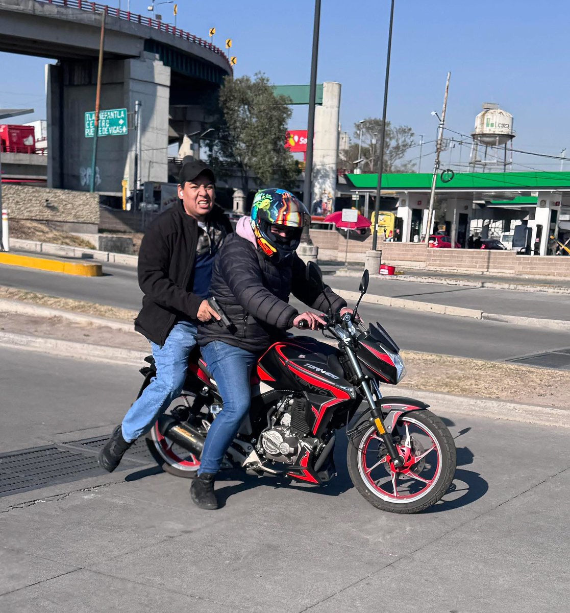 Amigos, el día de hoy me asaltaron en la plaza Portal Tlalnepantla, me robaron un teléfono y me querían bajar del carro. Como no accedí me dieron un cachazo pero alcancé a tomarles esta foto. Tengan mucho cuidado. 🚨‼️ Y si los ubican, avísennos.
Y si pueden, ayúdenme a compartir