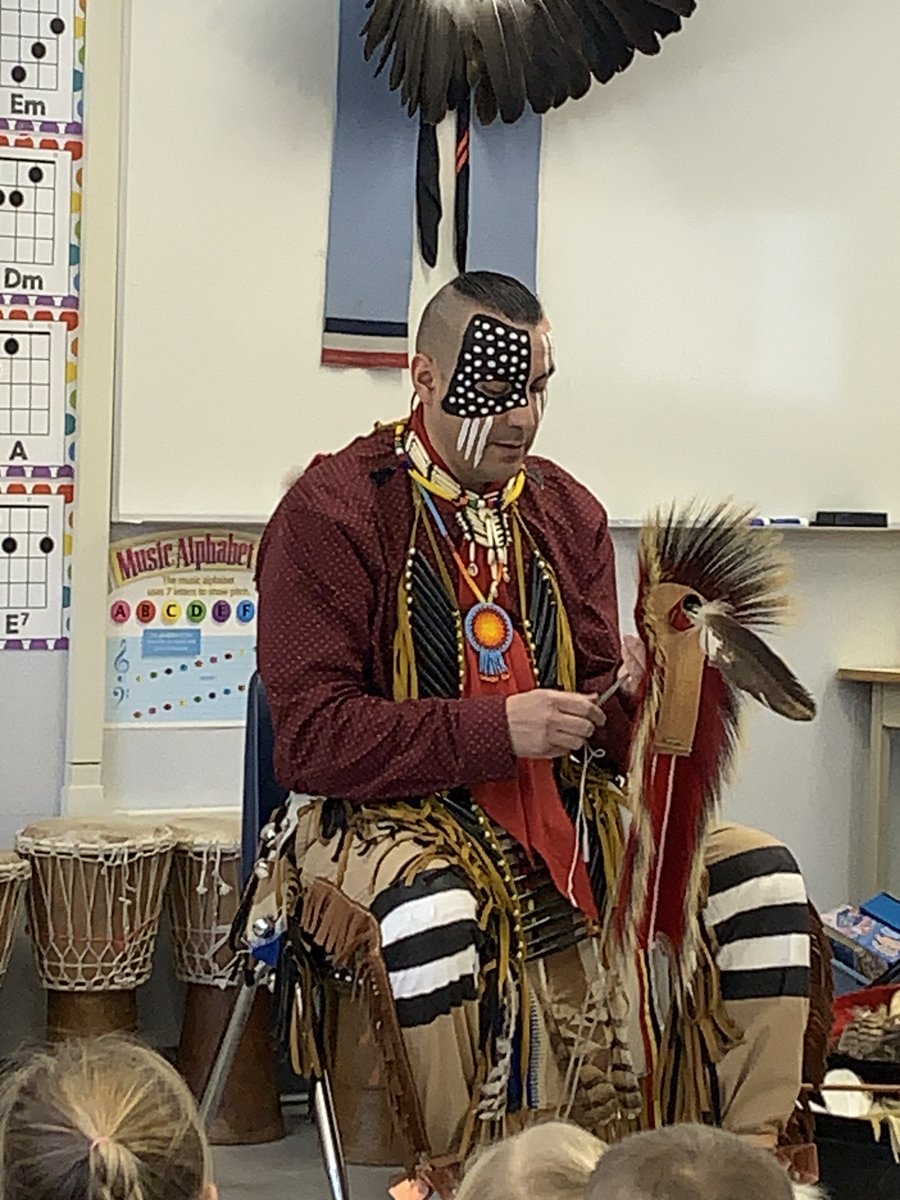 Chinook's Edge has created a new opportunity for schools this year, to increase understanding and knowledge of Indigenous culture and people.
5 Indigenous residencies are underway in schools this spring.  #CESDIndigenousLearning
cesd73.ca/about/news/pos…