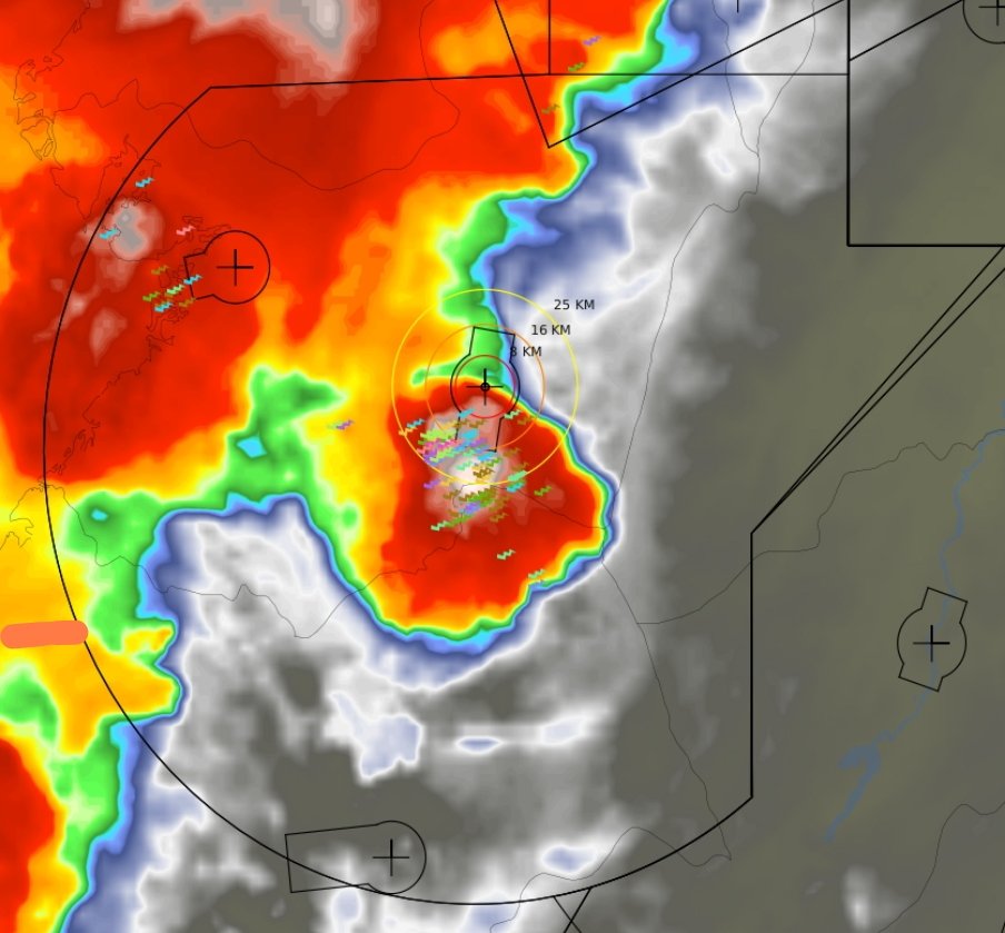 #cali Por la tarde
Al comienzo de la etapa vespertina con la temperatura de 24 °C, el clima se presenta versátil y apropiado para diferentes actividades. Hay una probabilidad de 100% de lluvia intensa e irregular. Lleva contigo un paraguas.