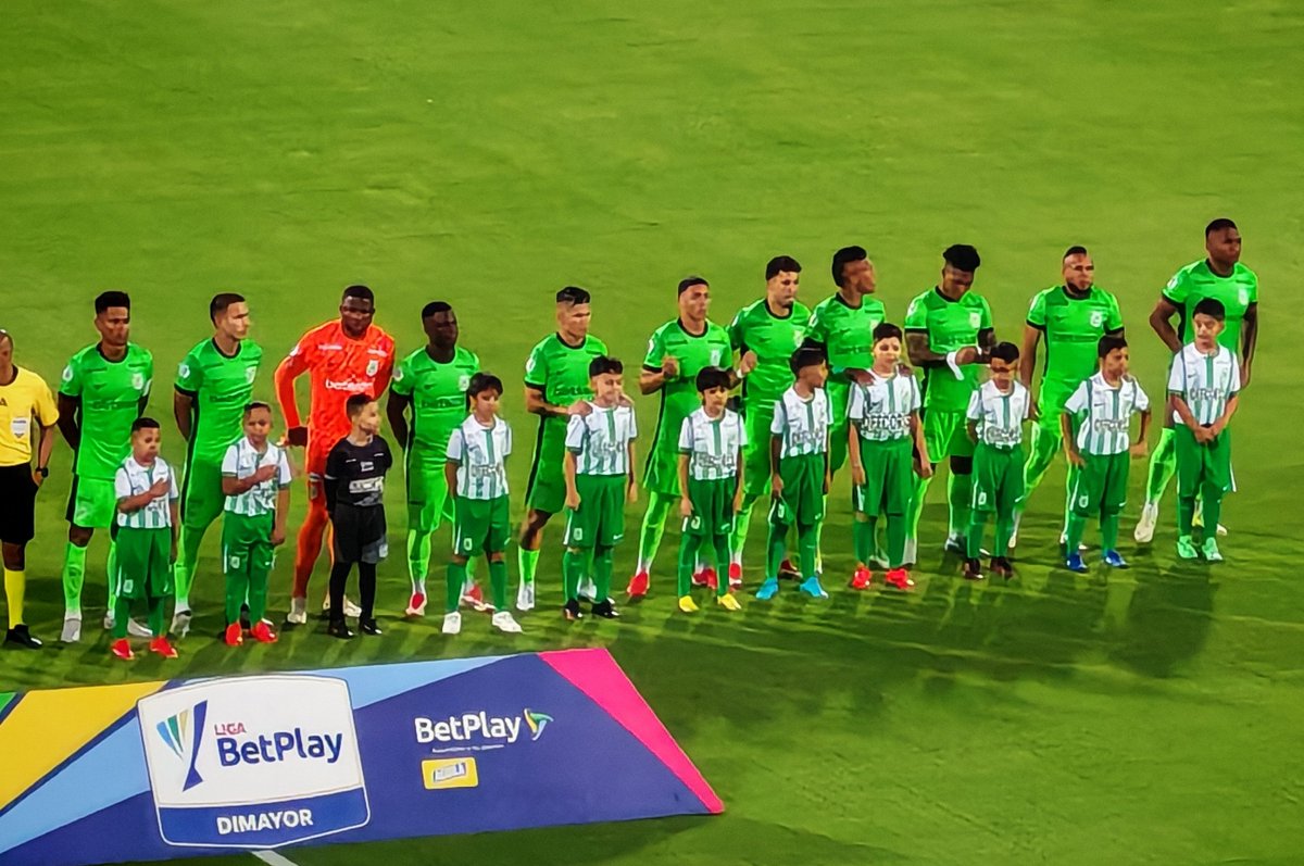 🟢⚪🔥 Sale Atlético Nacional a los actos de protocolo en el estadio Atanasio Girardot.

Adquiera la camiseta en nike.com.co, tienda verde física y virtual. #VamosTodosJuntos 🇳🇬