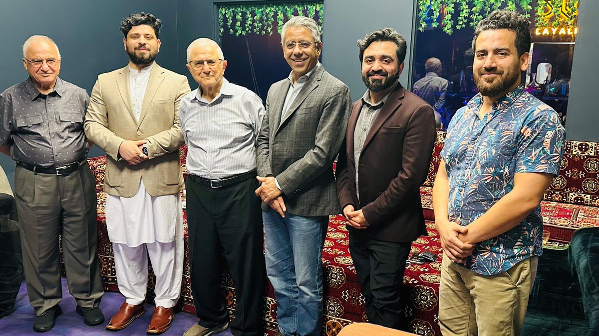 RahmanBunairee's tweet photo. یو ډېر مهم "پراجېکټ" شورو کوو لخېره!
په لیالي کې مو لومړۍ ناسته وه
په عکس کې د چپ لاسه: هادي جهاني، صاحبزاده حمزه، عبدالباري جهاني، رحمان بونیری، هارون حکیمي، او عاطف خان #Layali https://t.co/F0qzkrrPWG