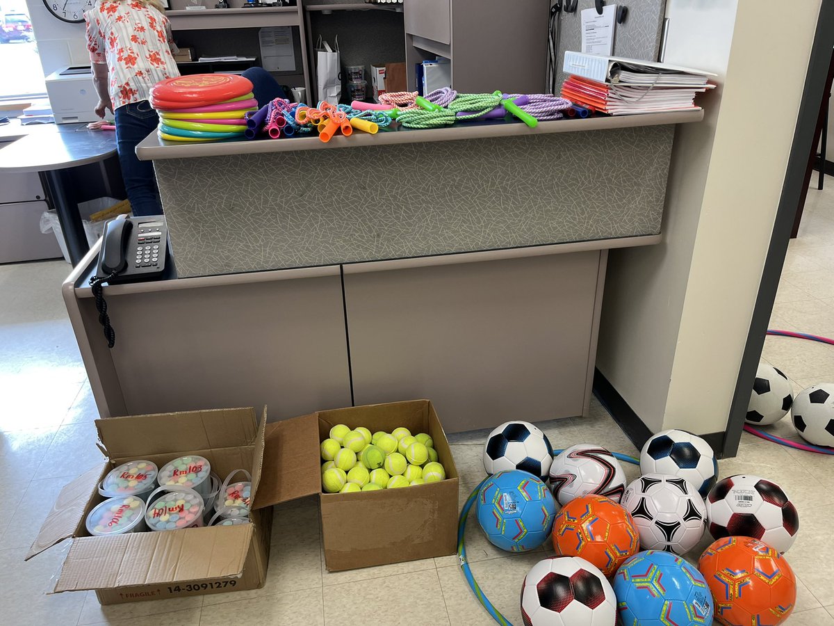 margaret_ps's tweet image. Thank you to our amazing school council who supported our refresh of our DPA bags! Student leaders helped blow up balls and organized equipment before stuffing classroom bags. #thankyou #readyforspring #MustangProud #happykids ⚽️🎾🏈🏀🖍️