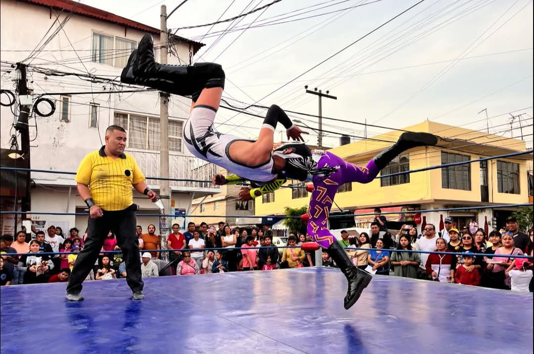 LaTijeraLucha's tweet image. Arranca la gran fiesta del noveno aniversario “taquería,pozolería y pizzería #ElFlamazo en Nezahualcóyotl,con una lucha de joven talento,donde los rudos #DarkLudgia, #MoskoExtremeJr y #PequeñoCenturion vencen en en centro del ring a #PequeñoDiagonal, #Mandrux y #MonstherExtremeJr