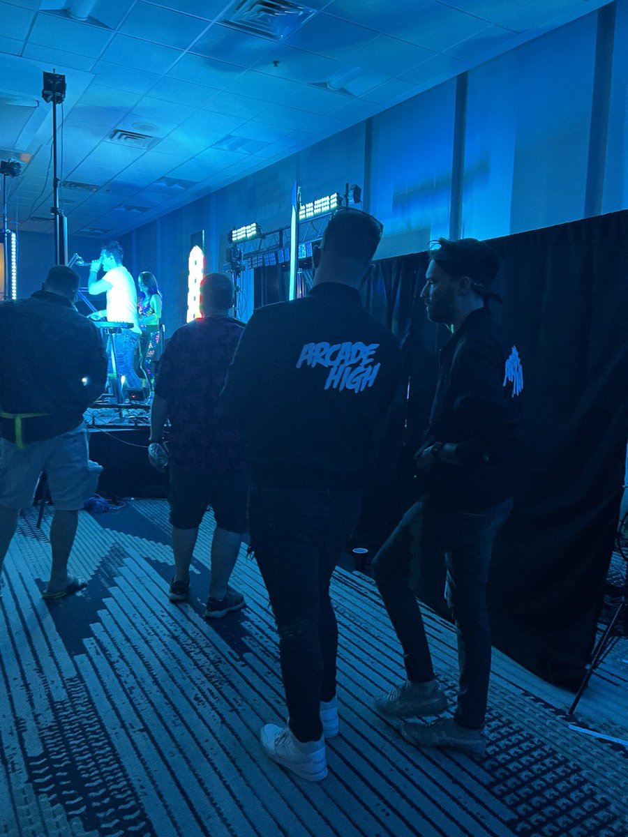 NEON Retrofest tweet media