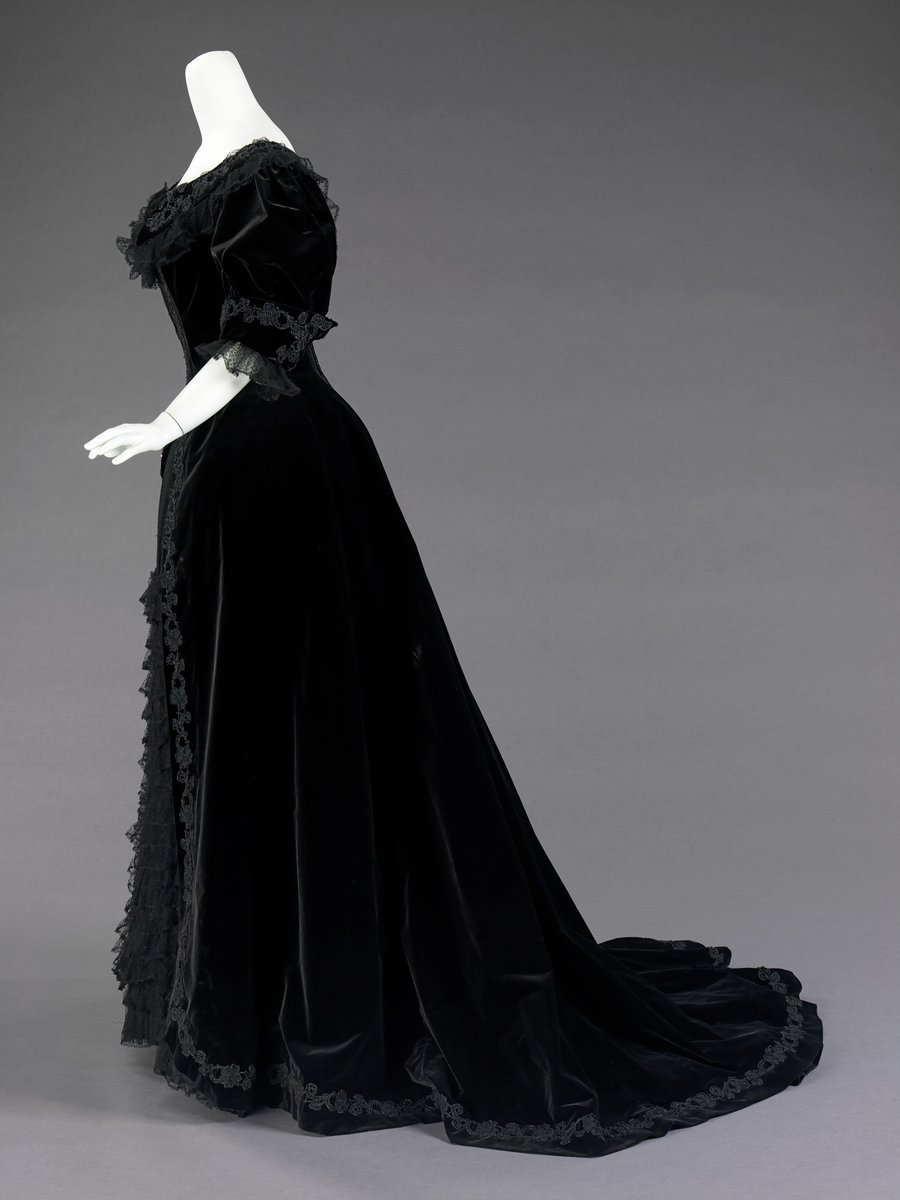 Ball gown by La Religieuse, 1900. The MET.