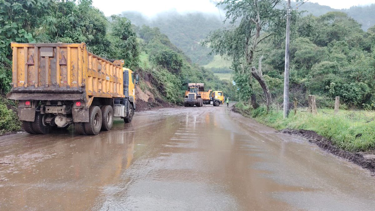 #Cañar | En el marco del mantenimiento por resultados de la vía Zhud-Angas:
🚜 Ejecutamos el desalojo de deslizamientos en el km 8 y sectores aledaños.

👷Limpiamos ductos y cauces de quebradas.
✅La circulación está habilitada, de forma controlada.
⚠️Conduzca con precaución.