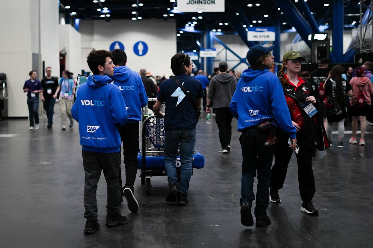 PrepaTec's tweet photo. ¡La emoción y la robótica se viven en cada instante de #FIRSTHouston! 🤖🤩 Compartimos esta increíble travesía con nuestros equipos participantes creando grandes recuerdos y experiencias en esta aventura. 💙🚀 #PrepaTecEnFIRST https://t.co/icUiNHSLQ1