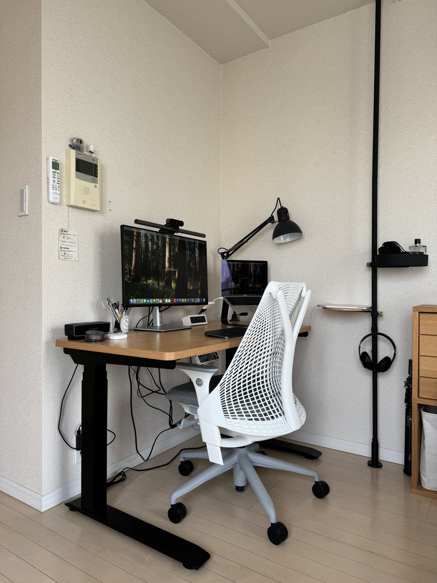 t_wkmz's tweet image. FlexiSpotのE7 Proを新しく導入。
シンプルなデザインと機能が素晴らしく使いやすいです。
デスクを高くできることで、仕事中やそれ以外のシーンでも、デスク作業へのアクセスがより簡単になりました。
#FlexiSpot #PR