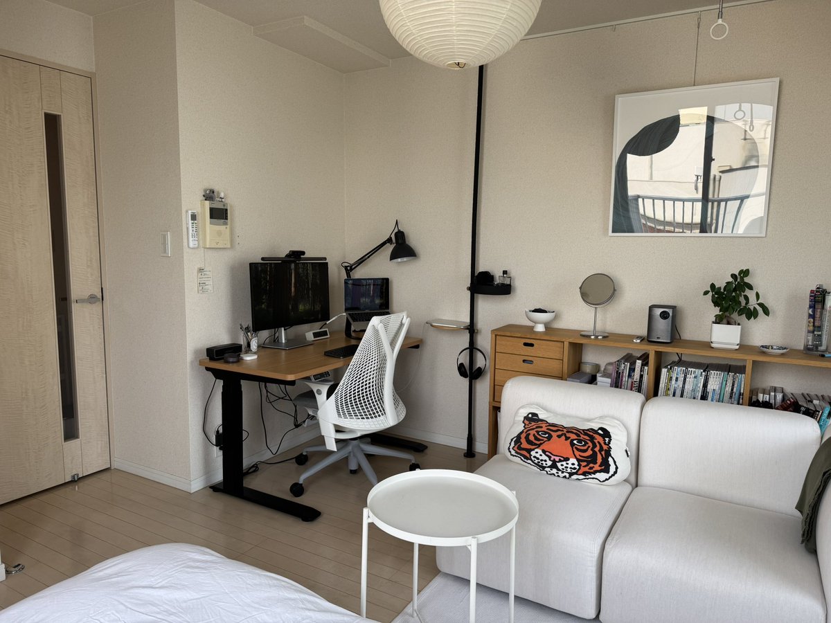 t_wkmz's tweet image. FlexiSpotのE7 Proを新しく導入。
シンプルなデザインと機能が素晴らしく使いやすいです。
デスクを高くできることで、仕事中やそれ以外のシーンでも、デスク作業へのアクセスがより簡単になりました。
#FlexiSpot #PR