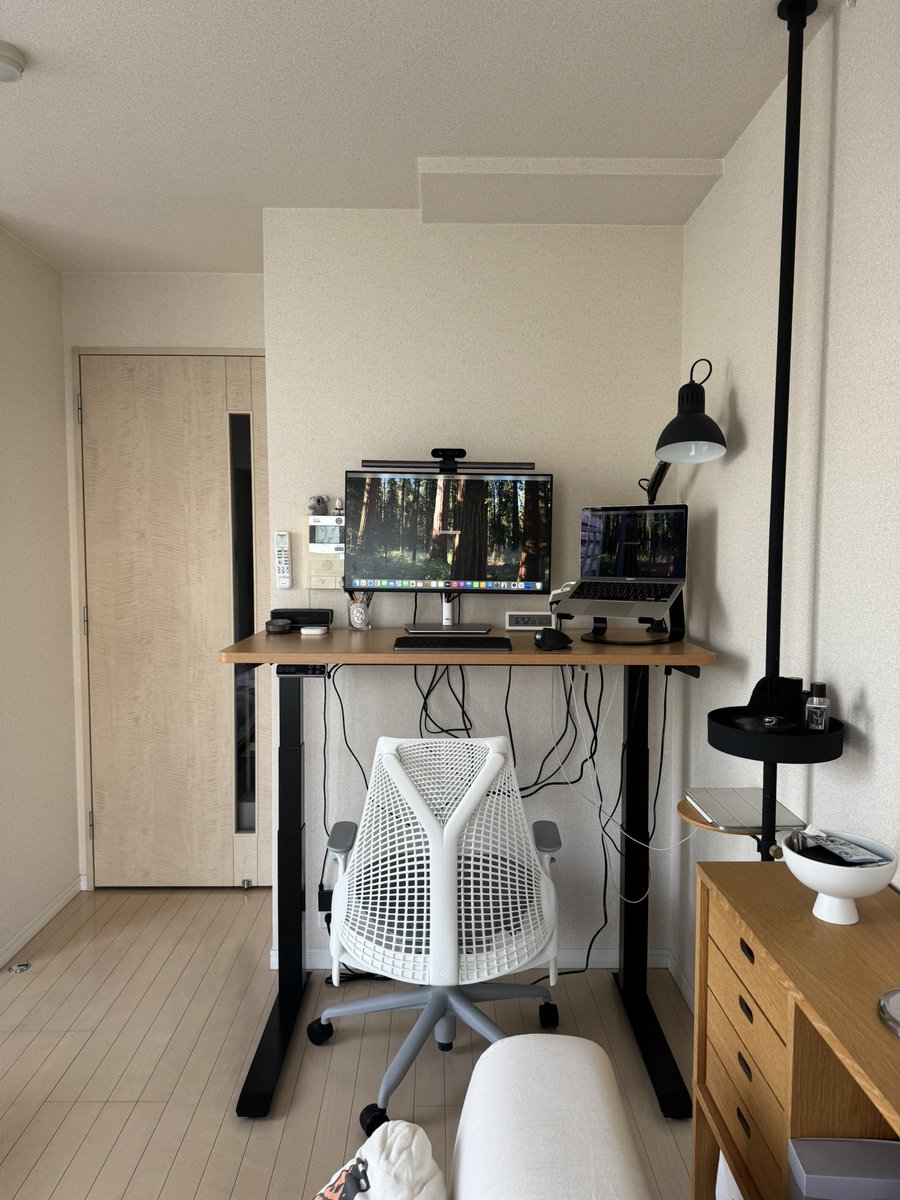 t_wkmz's tweet image. FlexiSpotのE7 Proを新しく導入。
シンプルなデザインと機能が素晴らしく使いやすいです。
デスクを高くできることで、仕事中やそれ以外のシーンでも、デスク作業へのアクセスがより簡単になりました。
#FlexiSpot #PR