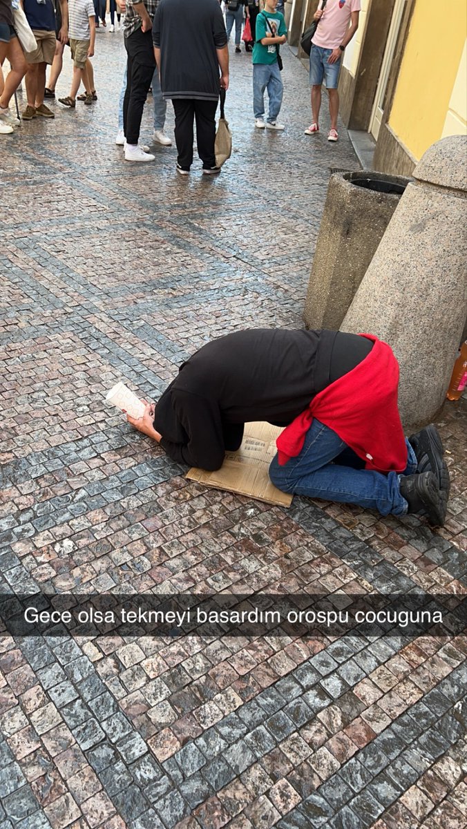 Sevdiğimiz kızın yurtdışındaki snapleri;

- doğa
- bahçe
- müzeler

Bizim snapler;