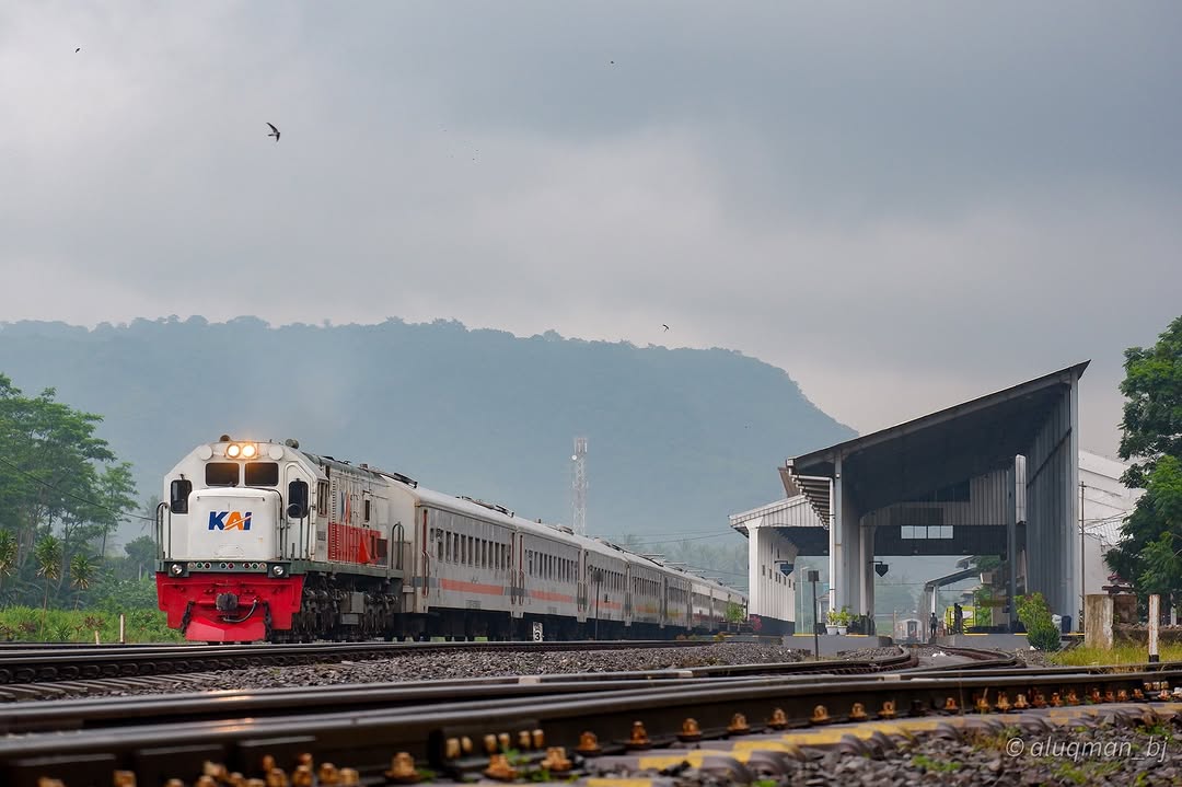 KAI121's tweet photo. Kamu sudah diperjuangkan, bahkan sampai aku menangkan. Selepas pertemuan ini, semoga kita terus saling terikat. Layaknya rangkaian kereta yang tak perlu kata untuk tetap terus bersama. 😊❤‍🩹

Selamat pagi, #SahabatKAI

#KAI121

Support photo 🙏🏼: Aluqman_Bj1 (IG) https://t.co/pQxBGqmyf2