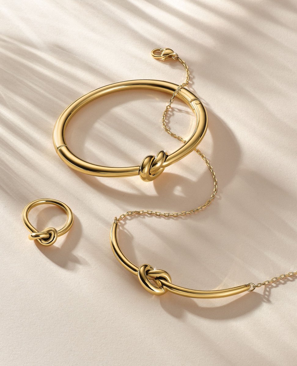 Mother’s Day is less than a month away! No matter what special woman you’re shopping for, one thing is for sure –she deserves the best. Have you started thinking about which pieces will really light up her smile? 💖