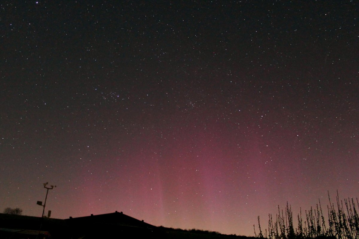 Spicey_Spiney's tweet photo. #AuroraBorealis from North #Oxfordshire UK (52'N) just after 22:10BST 16 Apr '25. Taken with two different Canon 1100Ds with 10mm/18mm lenses. ISO-1600 between 10-20sec. Timelapse coming next! #NorthernLights #Aurora #AuroraAlert @BBCSouthWeather https://t.co/RFYeP3fnl0
