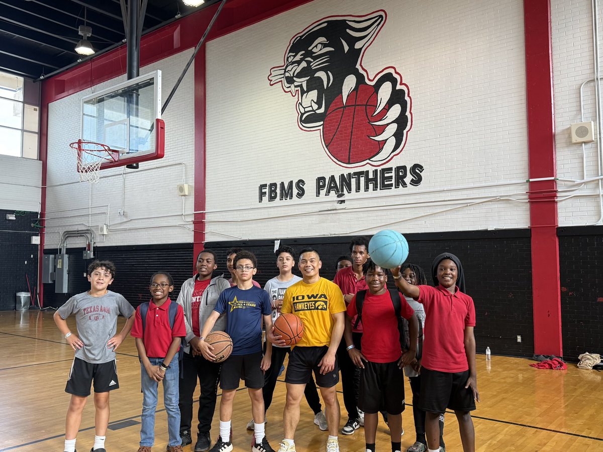 After STAAR testing today, our Panthers really needed this! 
#OpenGym #DunkinDeCastro 
🏀🐾🐈‍⬛ <a href="/sirkim05/">De Castro</a>