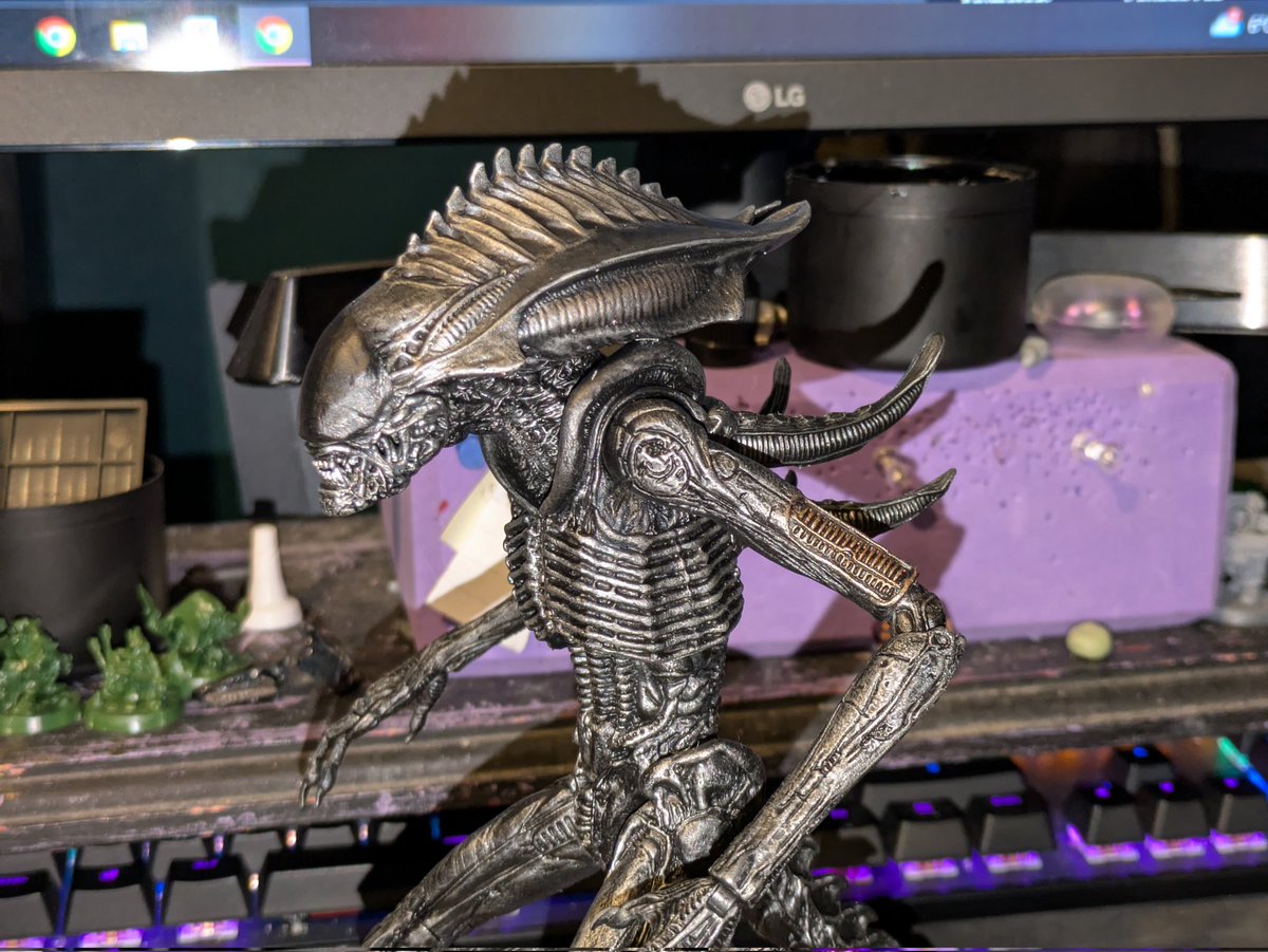 <a href="/Mantisabbey/">WaitingforRetooledPredalien</a> Still WIP but I present the vaaaguely dark descent Praetorian. I used a runner body for the skinnier look &amp; to have a runner Praet.

I like the idea that the Praetorian stage is when a xeno will start filtering out the borrowed DNA over several moltings to keep the genome pure