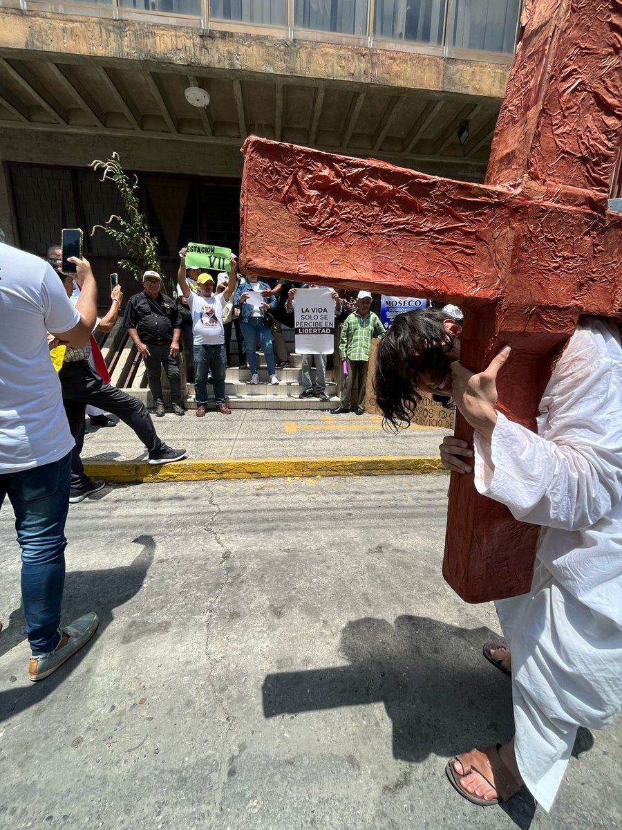 El día de ayer, se realizó el Vía Crucis por parte de la Red de DDHH del estado Lara junto al Comité de Pensionados y Jubilados del estado Lara,  con motivo de expresar la situación vivida por empleados del sector público hoy día. #DDHH #ViaCrucis #Jubilados #Pensionados
