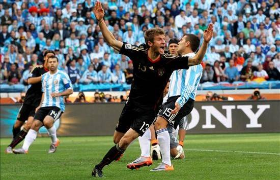 JoelFdo02's tweet photo. @InvictosSomos Grande Thomas, siempre estarás en nuestros corazones por hacer llorar a los argensimios y por tener de hijo a Messi en Champions https://t.co/0T8vD931It