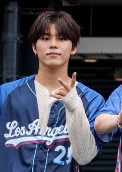 jexngwxx's tweet photo. park jeongwoo for LA dodgers! #박정우 https://t.co/QiEOqcBpKj