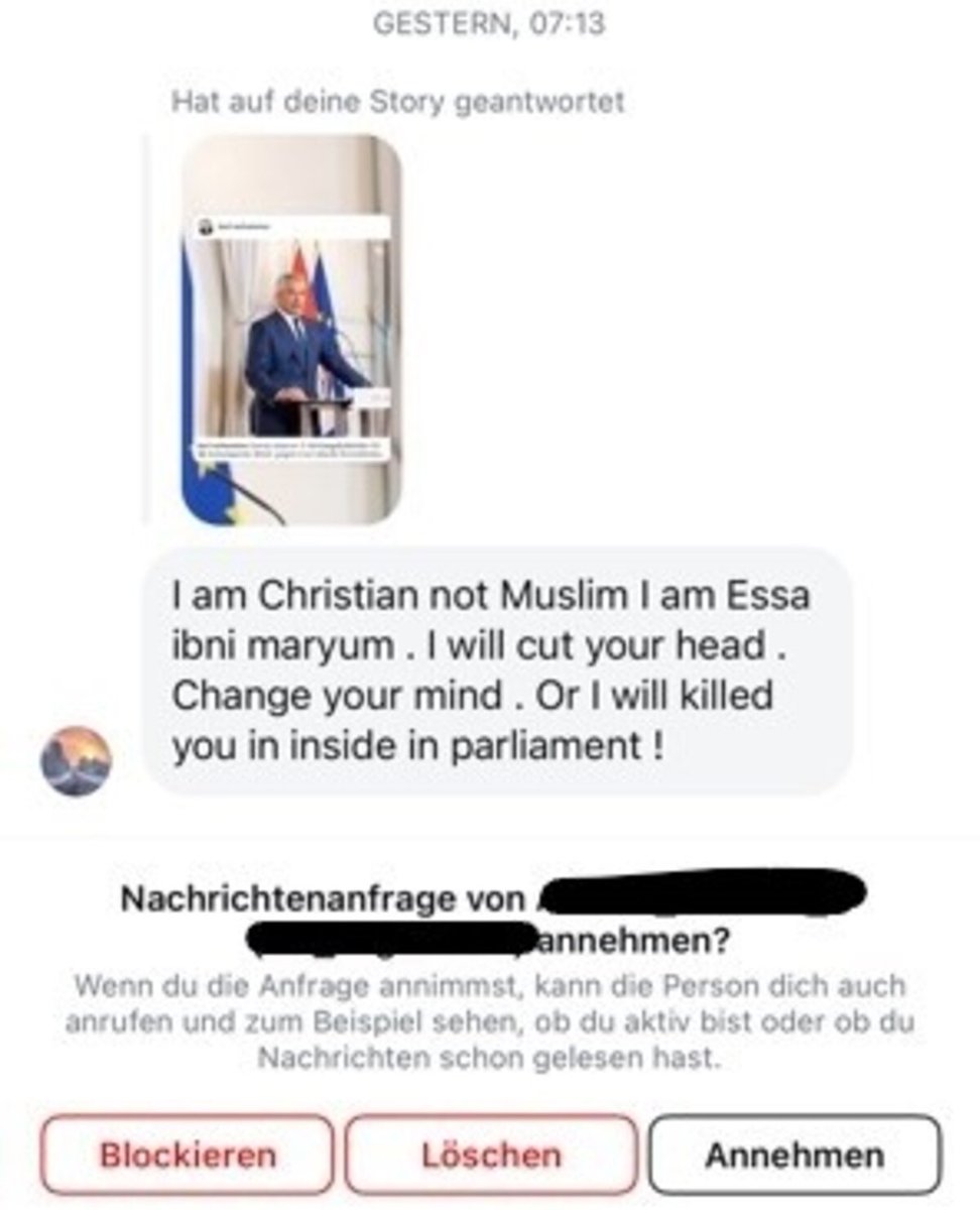 Die Wien Wahlplakate der <a href="/soez_at/">SÖZ - Sozial & Ökologisch</a> wurden durch den Aufruf zum "Töten" der Kandidatin Sali Attia vandalisiert. Dies erinnert stark an die Drohung, die <a href="/karlnehammer/">Karl Nehammer</a> während der NRW'24 erhielt (krone.at/3495912).
Rhetorische Frage: Ob auch in diesem Fall der