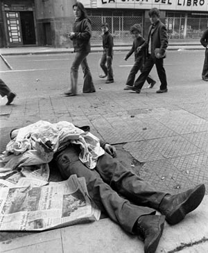 PiensaPrensa's tweet photo. HISTORIA | En Chile hubo Guerra Civil los años 1851, en 1829-1830 y la de 1891.
En septiembre de 1973 fue MASACRE. 
La dictadura luego de bombardear el Palacio de La Moneda comenzó a asesinar a cientos de niños/as, mujeres embarazadas, campesinos, obreros, personas indefensas, amarradas. Hasta el dia de hoy más de 1200 personas se encuentran desaparecidas. 
Foto: El 13 de septiembre, se encontró un cadáver a pocas cuadras de La Moneda, dos días después del golpe de Estado (Foto de Horacio Villalobos/Corbis vía Getty Images)