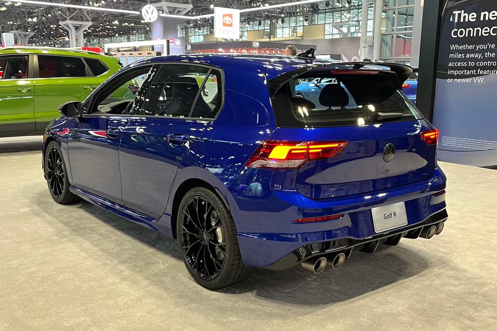 ¿De qué nos sirve ser un país normal si no tenemos VW Golf?