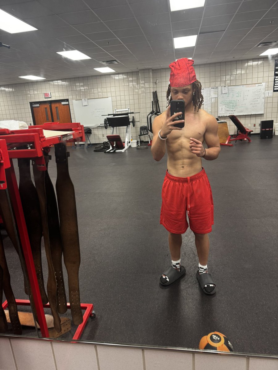 Zay_the4wayy's tweet photo. Shout out to @davis__football and @CoachKChatham for letting me use the weight room to get the work in💪.Still not done yet,gotta whole step to go. I’m back at it here next week and every week till it stops✍🏽.9th grade Davis look out.Lets eat! @CoachGPenrice @CoachMoneyMills https://t.co/Gwwp8m2z3n
