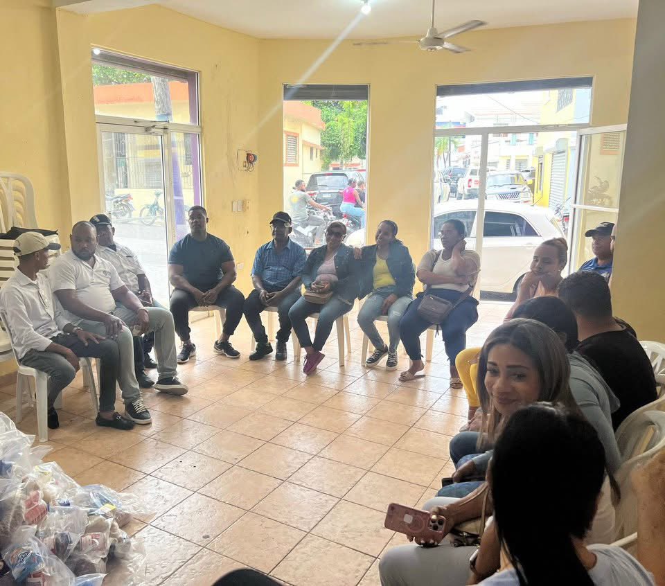 En el día de hoy, el miembro del Comité Central y alcalde del Distrito Municipal Verón-Punta Cana, <a href="/RamirezManolito/">ManolitoRamirez</a> de realizó la entrega de kits de habichuelas con dulce a los Presidentes de Intermedio y a la Dirigencia del <a href="/PLDenlinea/">PLD</a> en Higüey, por motivo de Semana Santa.