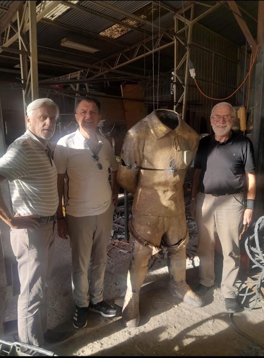 La estatua de David Arellano será inaugurada este sábado en el Estadio Monumental para el Centenario de Colo Colo. La obra es del escultor chileno Luis Arturo Hevia. Estará en el acceso de Océano frente a las de “Chamaco” Valdes y Carlos Caszely. <a href="/Cooperativa/">Cooperativa</a> #CooperativaDeportes