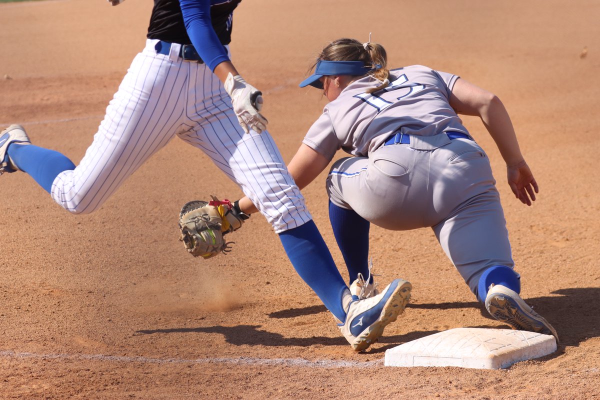 Nice play Macee and Hilary! 
📷<a href="/maceereiling/">maceereiling</a> <a href="/HilaryWils0122/">Hilary Wilson</a> <a href="/DMACCsoftball/">DMACC Softball</a>