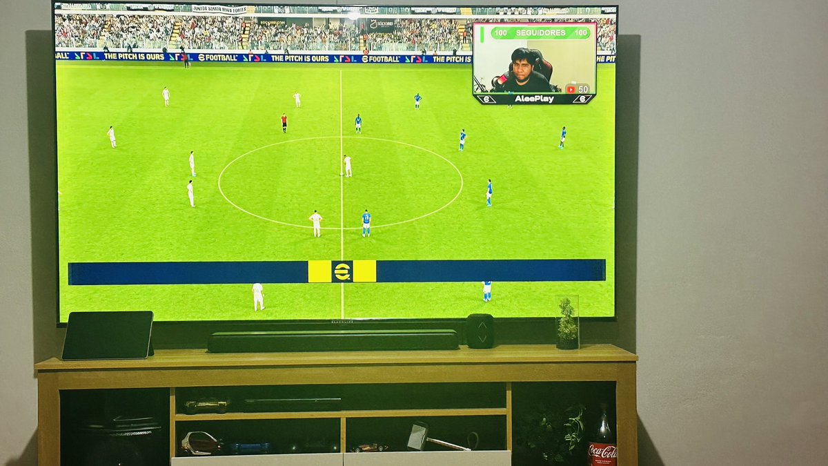 BBelTsar's tweet photo. @AleePlay619 aquí viendo mientras ceno, PD: La TV 85 ya no está en el suelo. XD https://t.co/oJqIw66Qyk