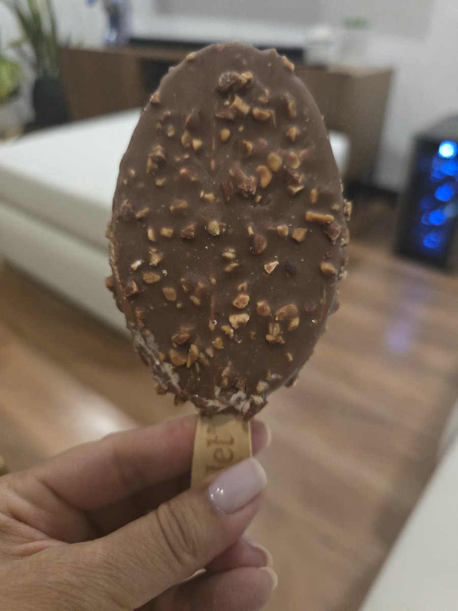 mrs_adr3's tweet photo. La niña a la que le robaron La Polet en Bogotá, me antojó de paleta. Claro, en casa, porque la inseguridad 😂 #Chocoavellana #Polet https://t.co/I9nZe5Xzpl