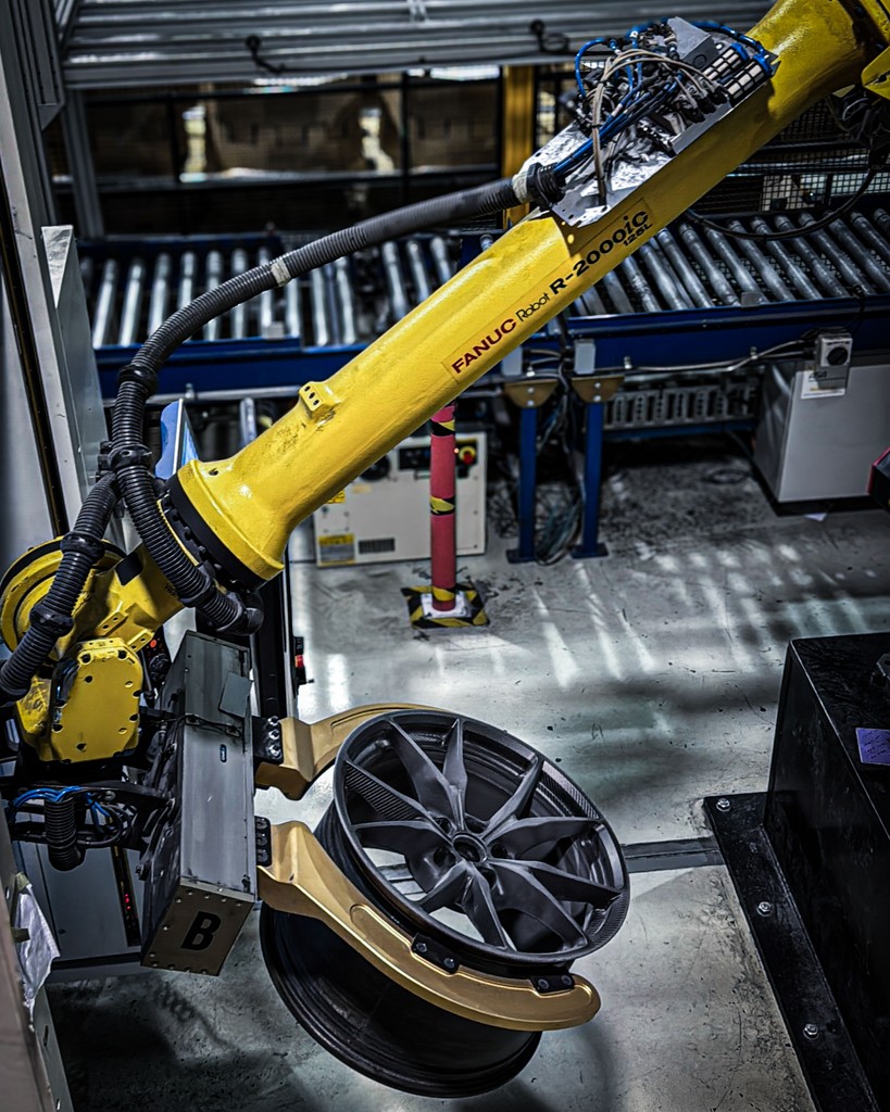 Carbon Revolution tweet media