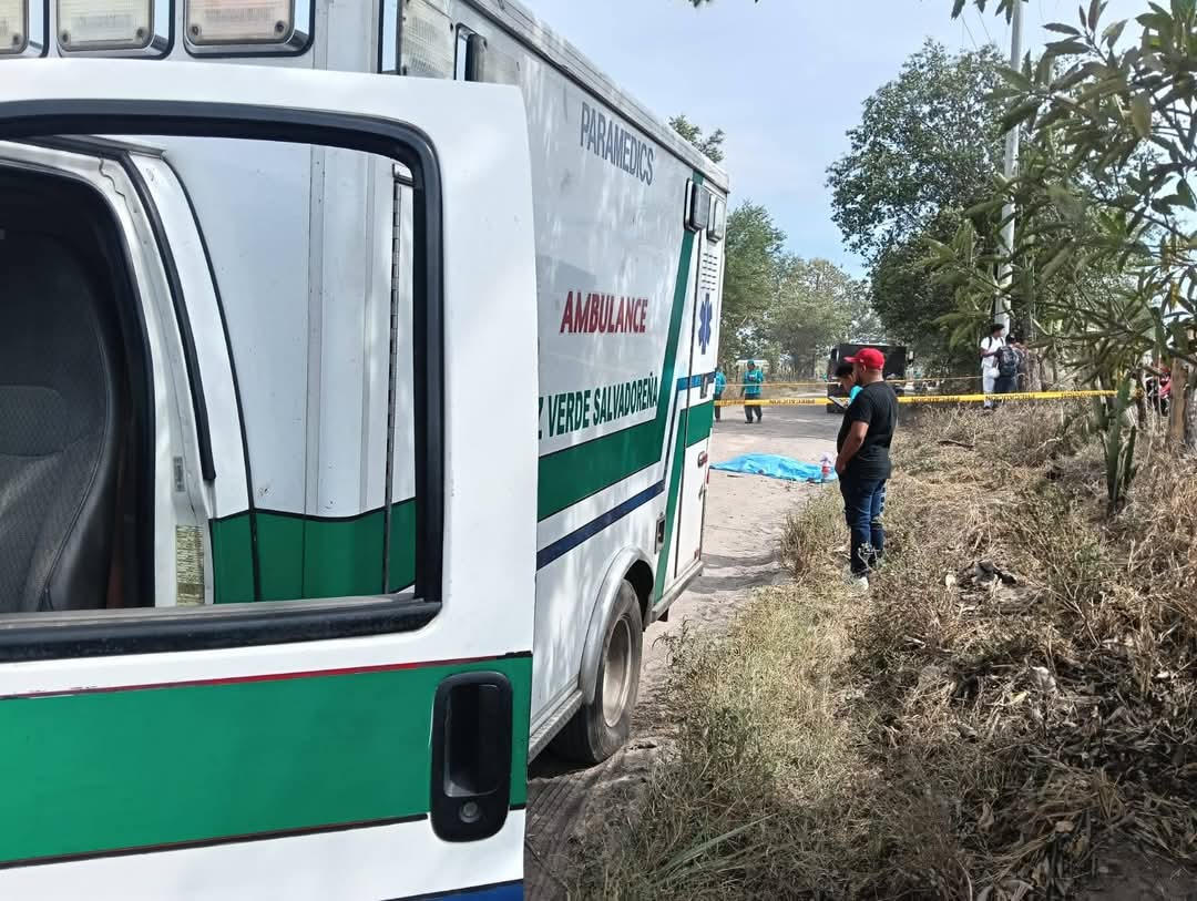#AccidenteVial |Trabajador de la DOM falleció atropellado en El Paisnal, San Salvador.
Hugo Rolando Velásquez Molina, de 24 años, era originario de Llano Grande, Corinto, Morazán.