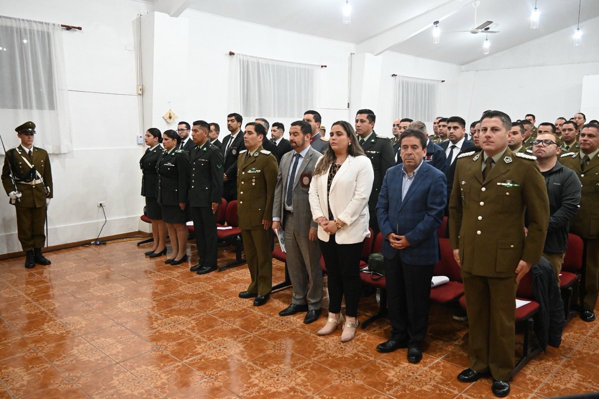 CarabIIIRegion's tweet photo. Acompañados de autoridades y vecinos, Carabineros de #Atacama participaron en Culto Evangélico. La ceremonia litúrgica inserta en las actividades del nonagésimo octavo aniversario de @Carabdechile fue oficiada por capellán Evangélico Pastor Patricio Gallardo Ruz. 
#OrdenyPatria https://t.co/hDspx5t1O2