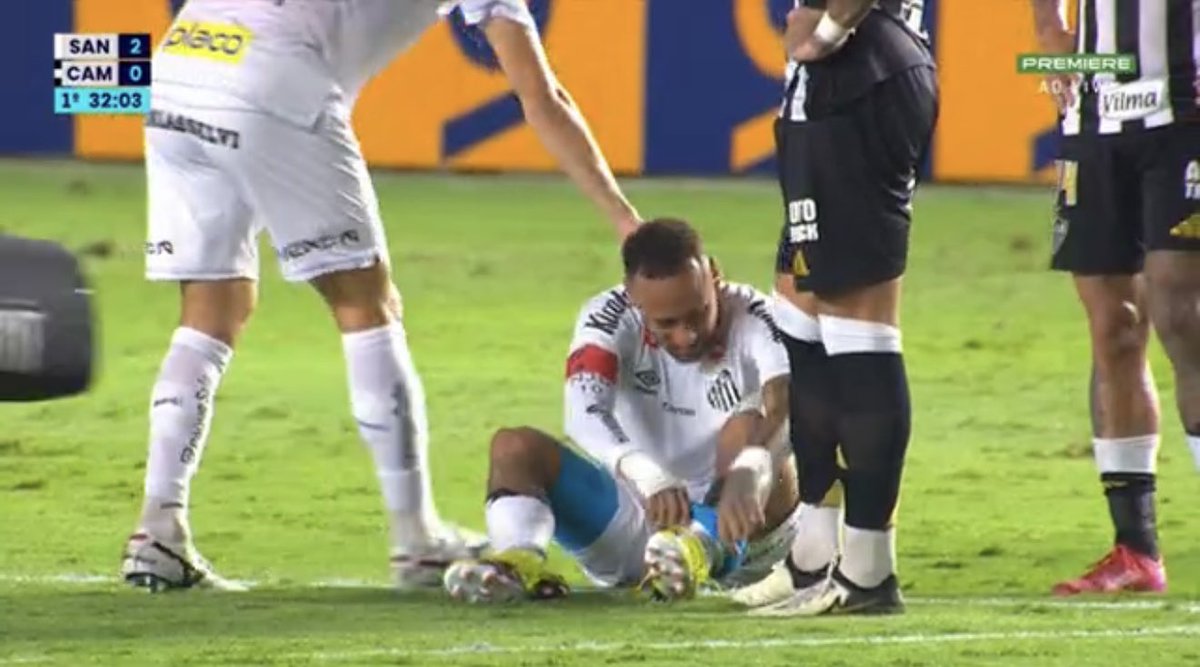 futebol_info's tweet photo. ⚠️ Neymar voltou a sentir a coxa e pediu substituição aos 32 minutos do 1º tempo. O camisa 10 ficou muito irritado.

📸 Reprodução/Premiere https://t.co/0ZngYMZQ7I