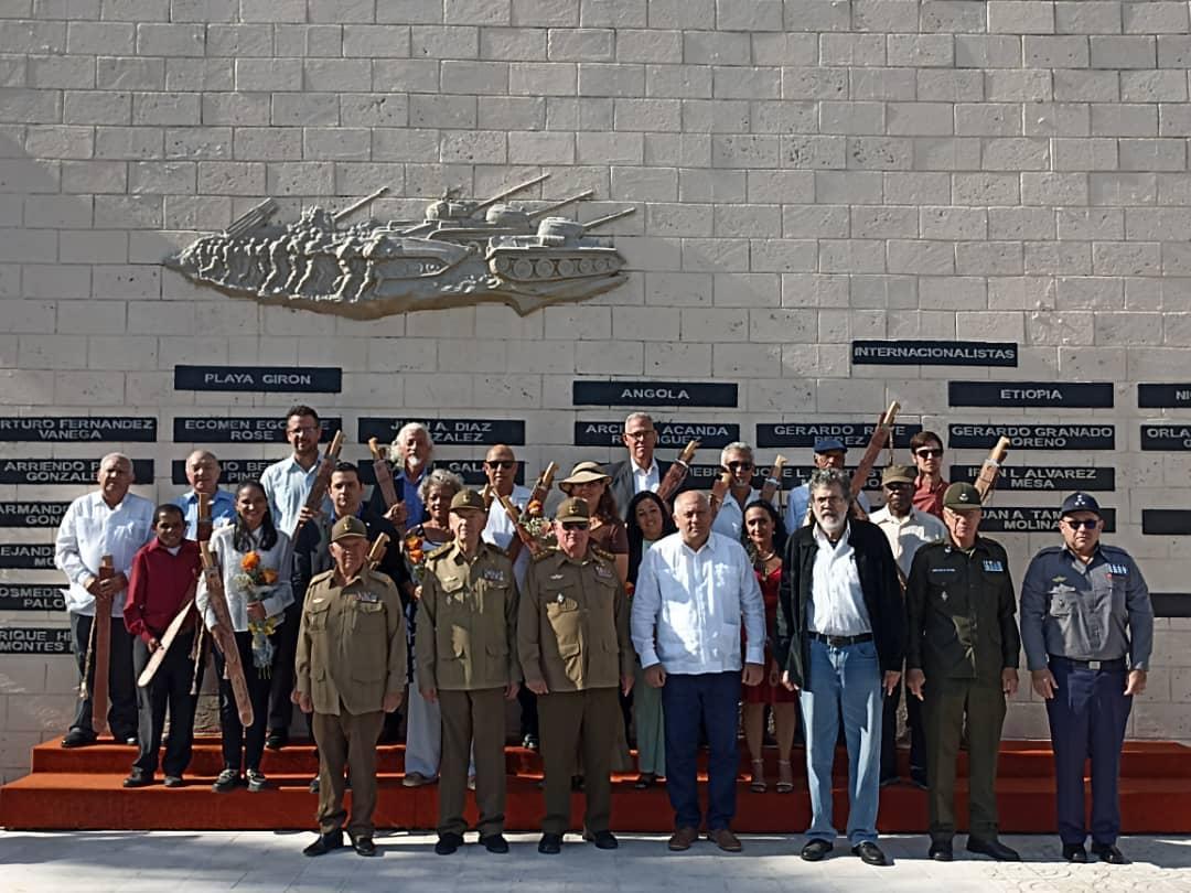 Se conmemora el aniversario 60 de la División de Tanques,  ocasión en la que el Ministro de las FAR entregó la réplica del machete de Máximo Gómez a 15 personalidades y dos instituciones
<a href="/DeZurdaTeam_/">DeZurdaTeam 📳</a>.
<a href="/IzquierdaPinera/">🇨🇺IzquierdaPinera❤️</a> 
<a href="/SinMiedoAlFuego/">Sin Miedo Al Fuego</a>
