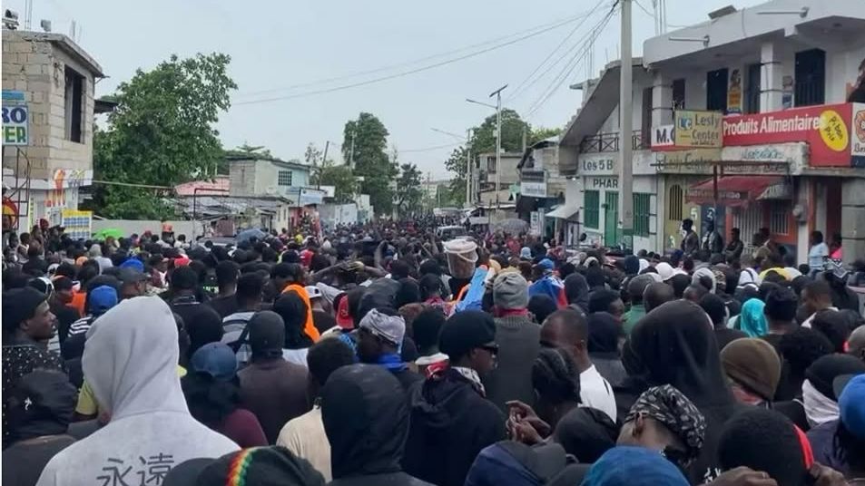 Haïti -Manifestation : Une marche partie de Canapé-Vert a été interrompue à Bois-Vert. Face à un important dispositif policier, les organisateurs ont rebroussé chemin pour éviter la répression. Les manifestants exigent le retour de la sécurité. #SkandalNews