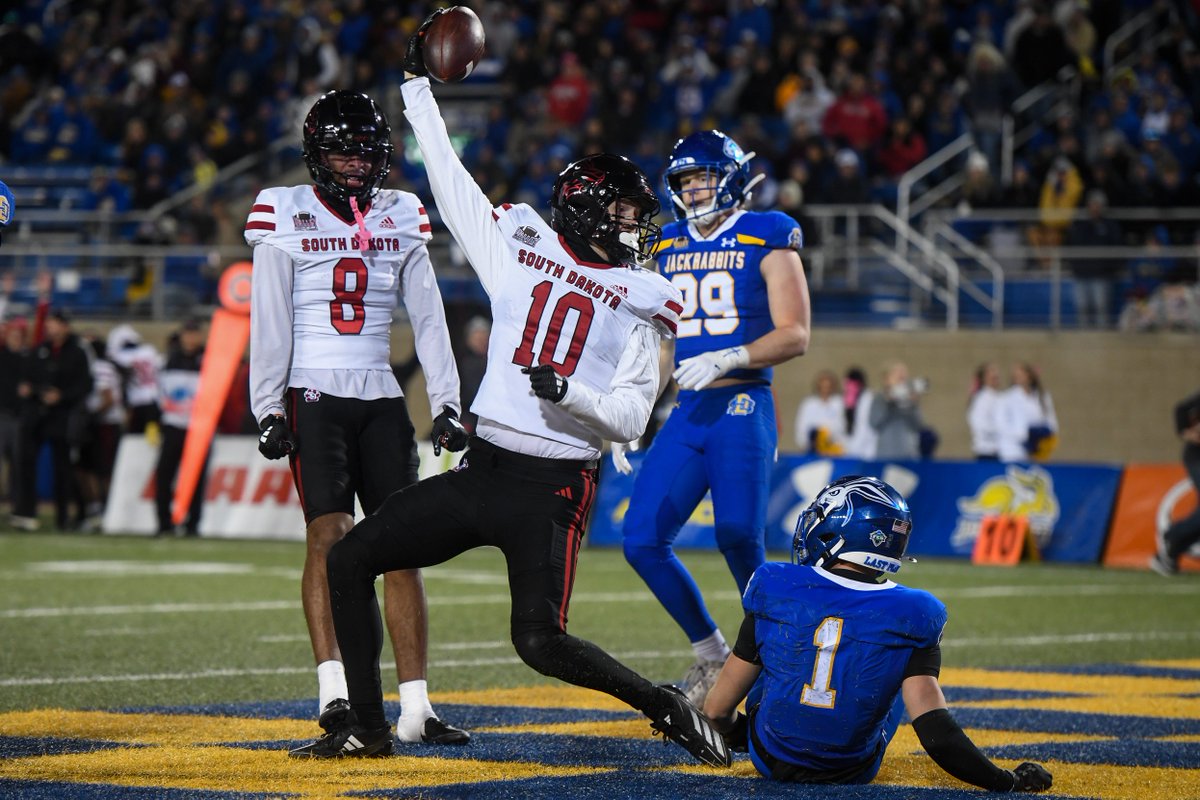 South Dakota all-conference linebacker Gary Bryant has set visits to USC, Cal, West Virginia and Syracuse, a source told <a href="/On3sports/">On3</a>. 

Bryant posted 103 tackles, 4 TFLs and 2 INTs last season as a sophomore.

on3.com/transfer-porta…